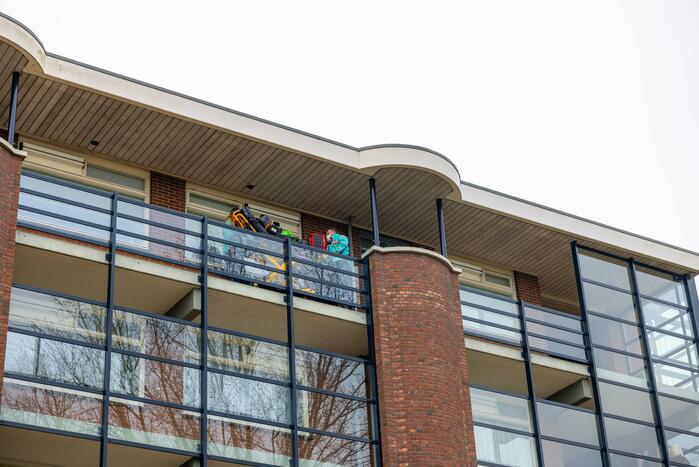 Politie breekt deur van flatwoning open
