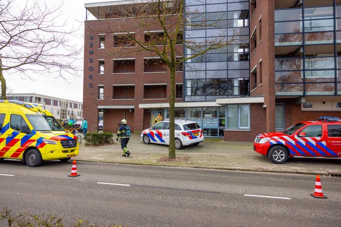 Politie breekt deur van flatwoning open