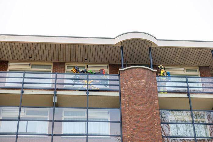 Politie breekt deur van flatwoning open