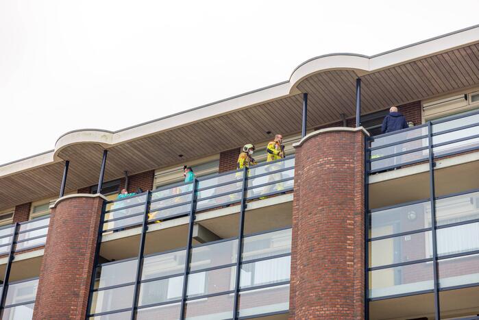 Politie breekt deur van flatwoning open