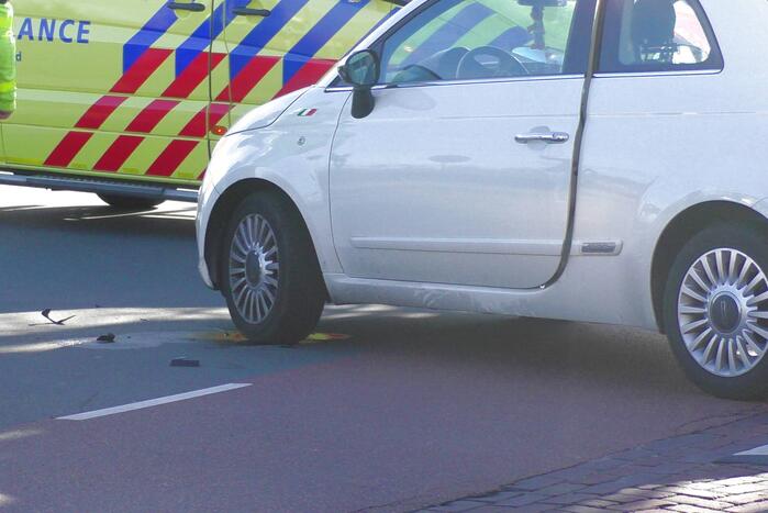 Vrouw op snorscooter gaat onderuit na botsing