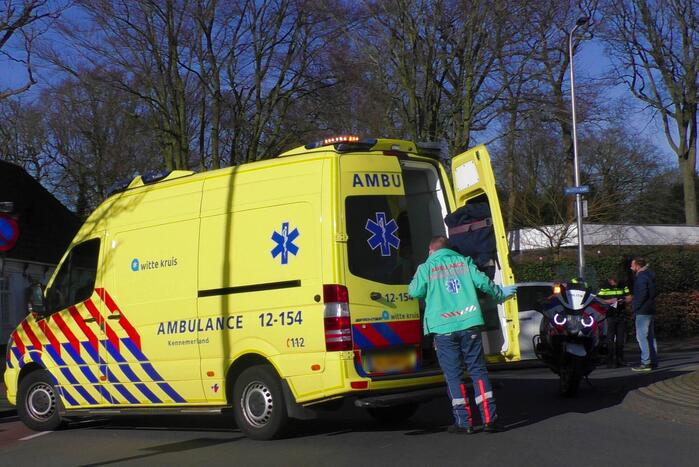 Vrouw op snorscooter gaat onderuit na botsing