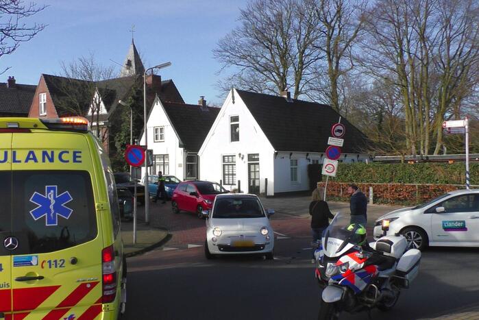 Vrouw op snorscooter gaat onderuit na botsing