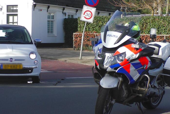 Vrouw op snorscooter gaat onderuit na botsing
