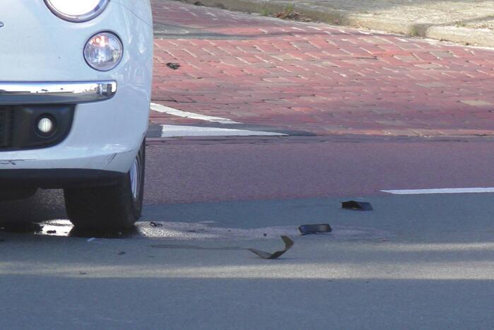 Vrouw op snorscooter gaat onderuit na botsing