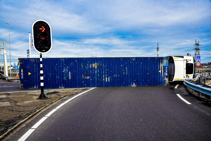 Vrachtwagen gekanteld voor afrit A15