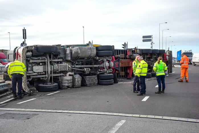 Vrachtwagen gekanteld voor afrit A15