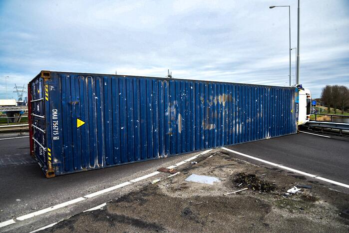 Vrachtwagen gekanteld voor afrit A15