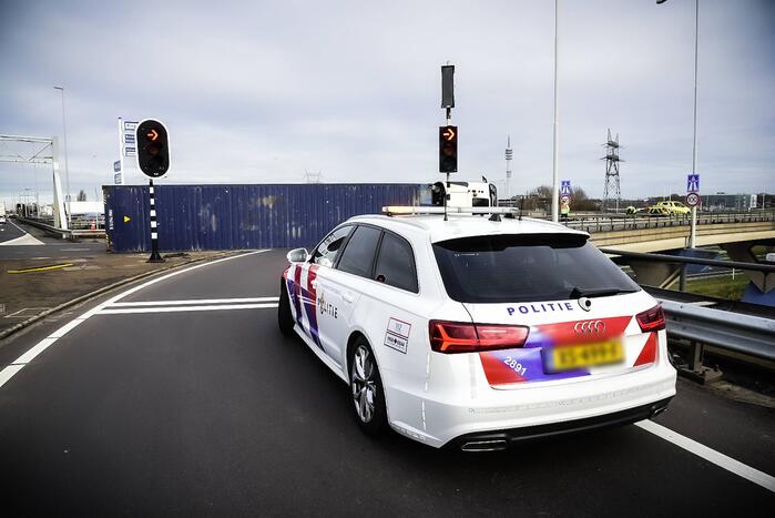 Vrachtwagen gekanteld voor afrit A15