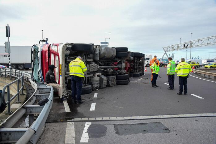 Vrachtwagen gekanteld voor afrit A15