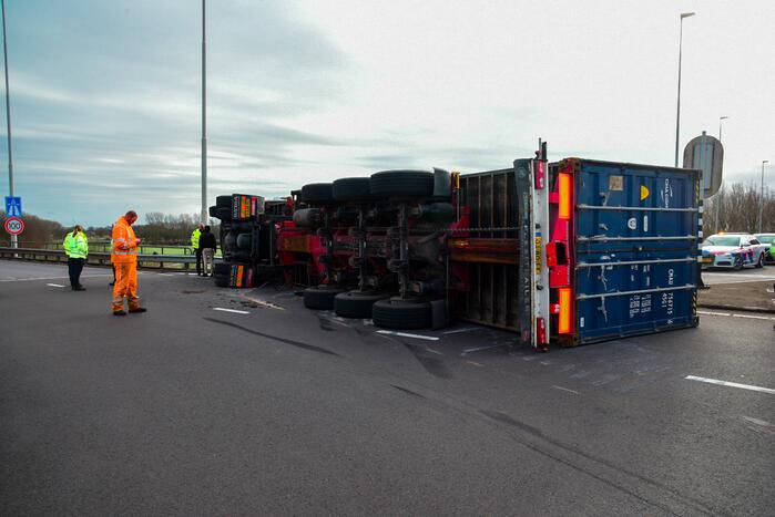 Vrachtwagen gekanteld voor afrit A15