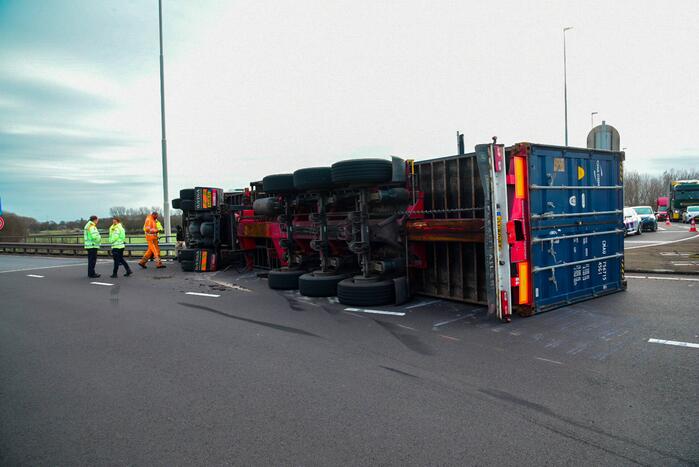 Vrachtwagen gekanteld voor afrit A15