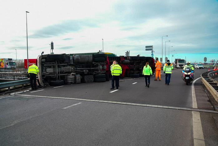 Vrachtwagen gekanteld voor afrit A15