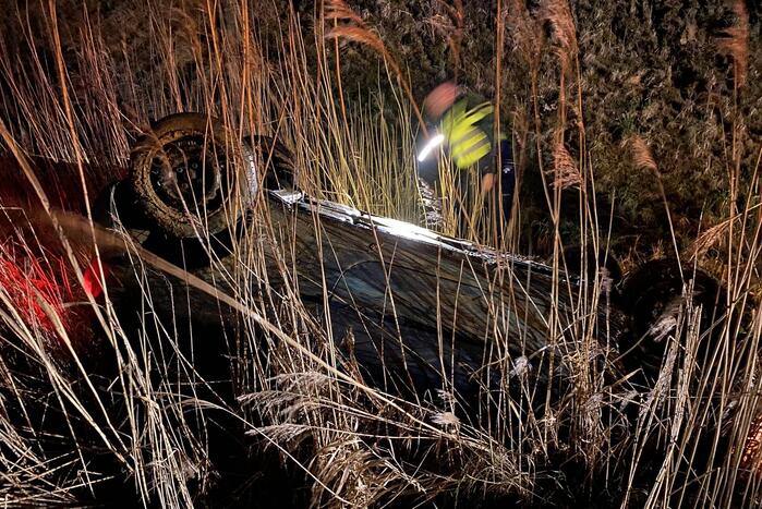 Auto belandt op zijn kop in berm