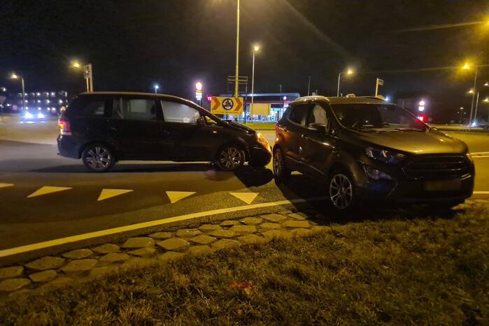 Ongeval tussen twee personenauto's op rotonde