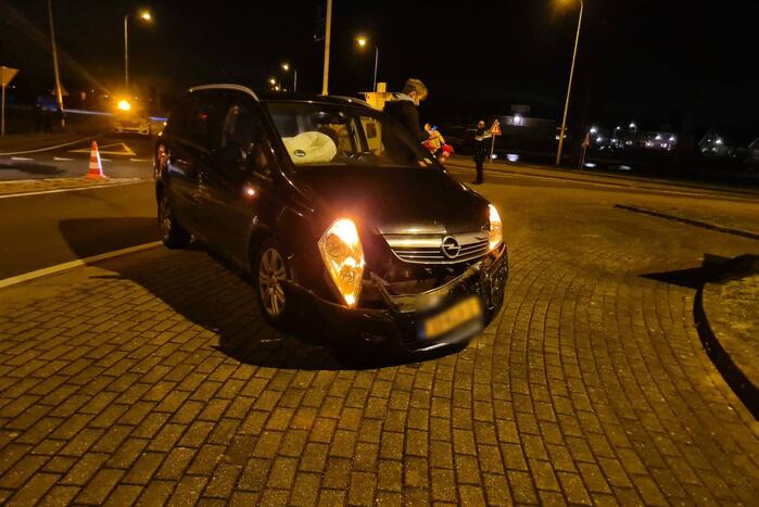 Ongeval tussen twee personenauto's op rotonde