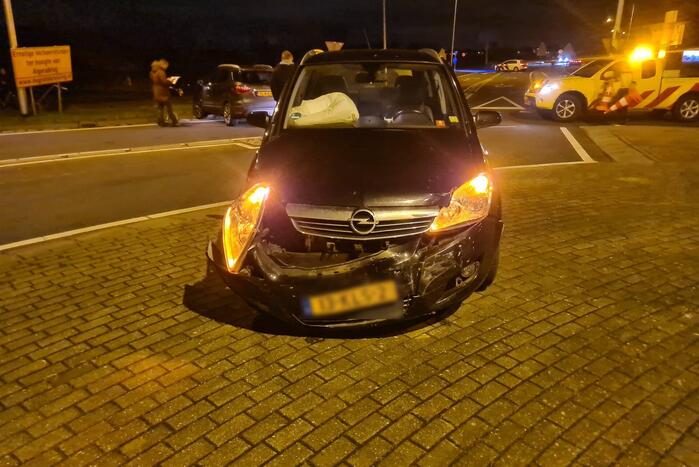Ongeval tussen twee personenauto's op rotonde