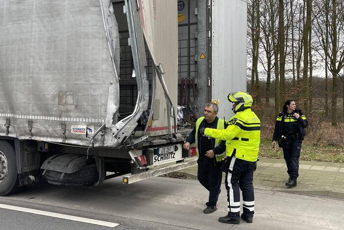 Vrachtwagens botsen op kruising