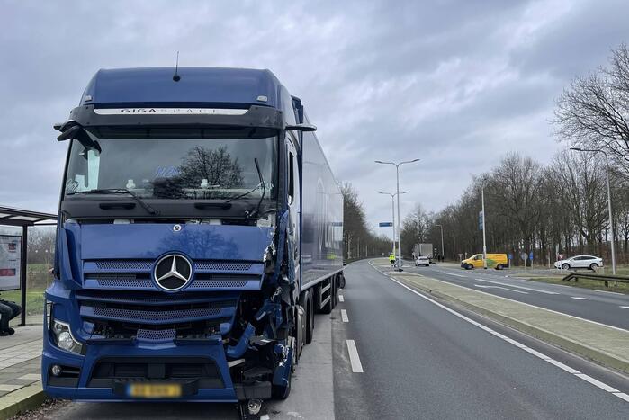 Vrachtwagens botsen op kruising