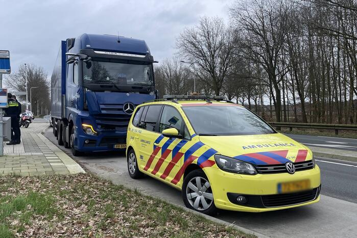 Vrachtwagens botsen op kruising