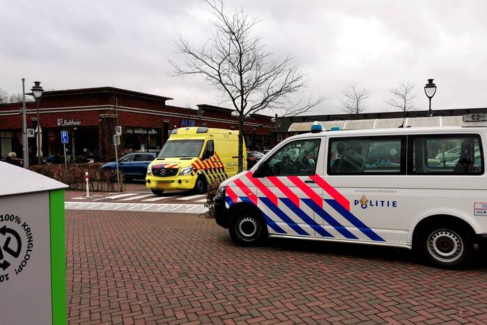 Auto botst op jonge fietser