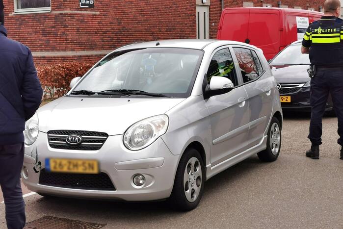 Auto botst op jonge fietser