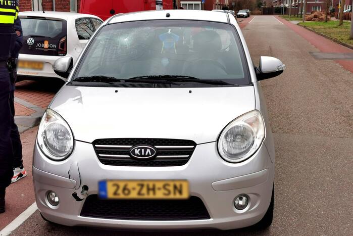 Auto botst op jonge fietser