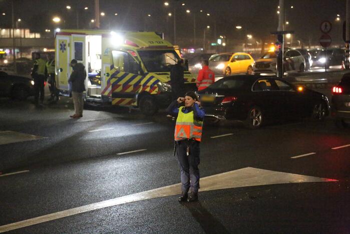Ongeval tussen ambulance en personenauto op kruising