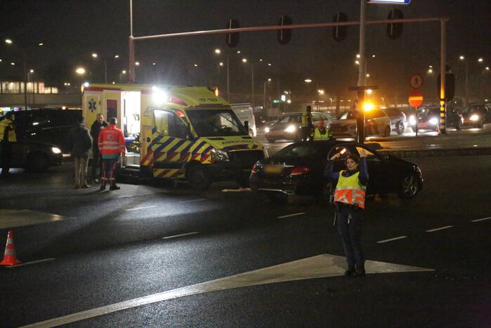 Ongeval tussen ambulance en personenauto op kruising