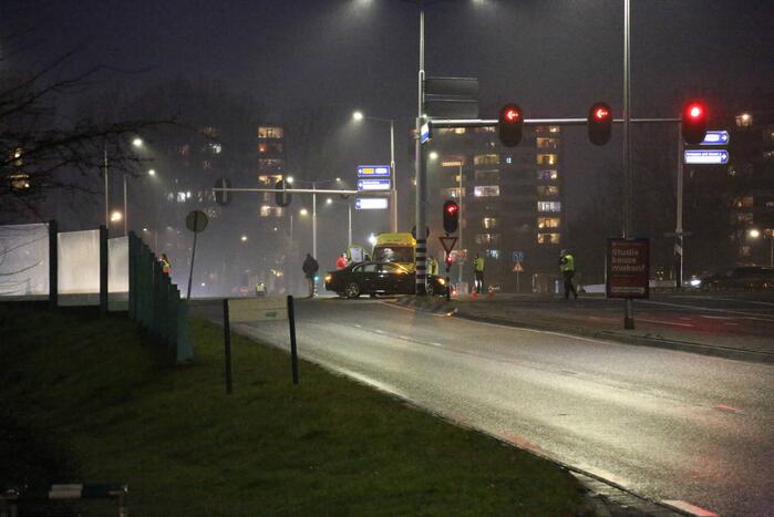 Ongeval tussen ambulance en personenauto op kruising