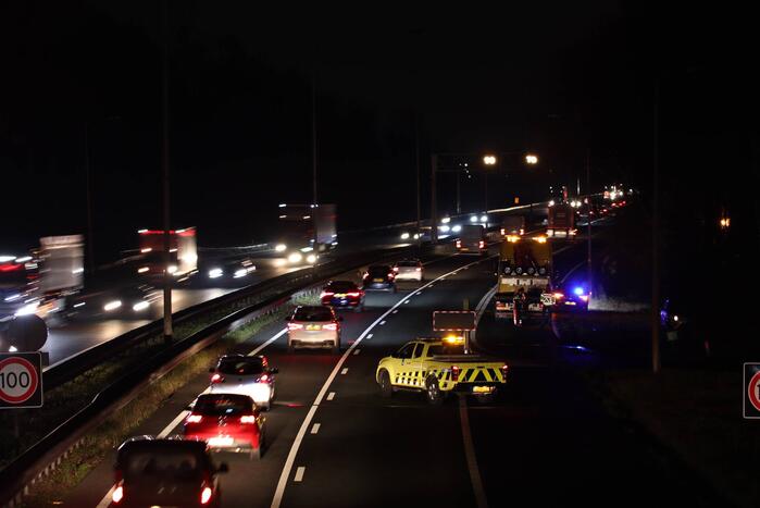 Auto belandt tegen lichtmast op A27, weg deels afgesloten