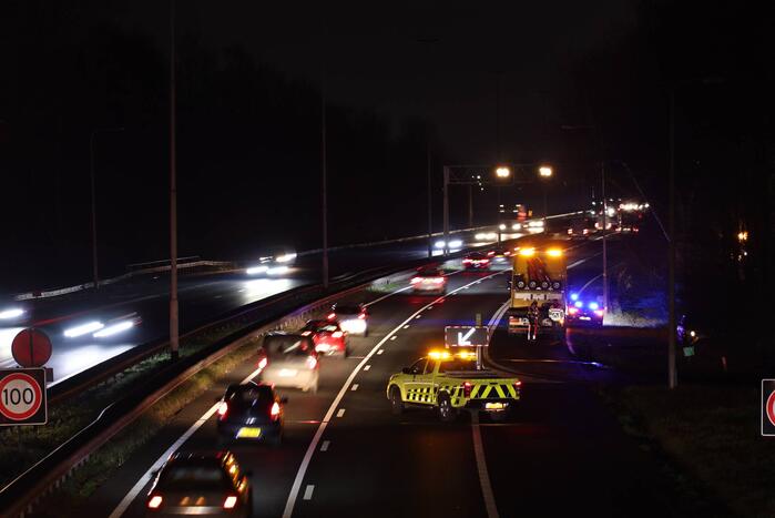 Auto belandt tegen lichtmast op A27, weg deels afgesloten