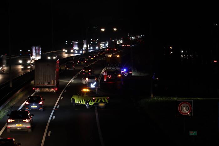 Auto belandt tegen lichtmast op A27, weg deels afgesloten