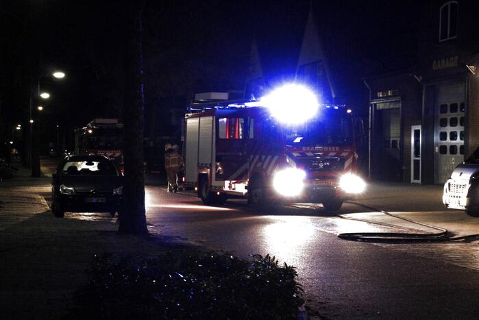 Brandweer blust brand in woning