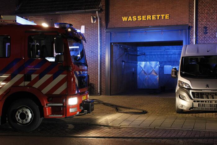 Brandweer blust brand in woning