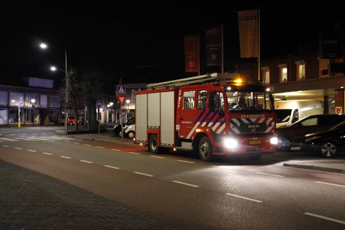 Brandweer blust brand in woning