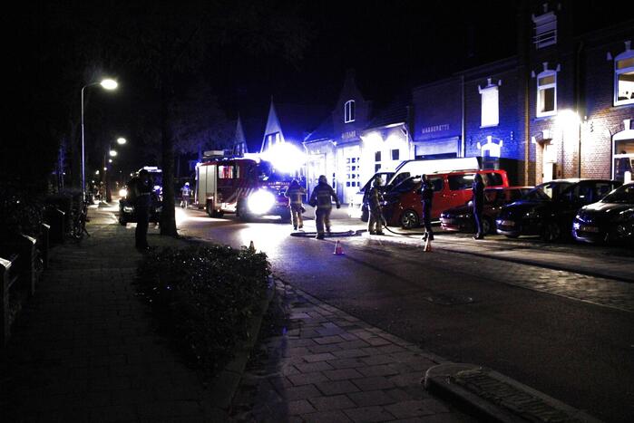 Brandweer blust brand in woning