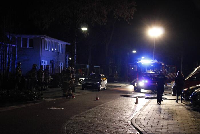 Brandweer blust brand in woning