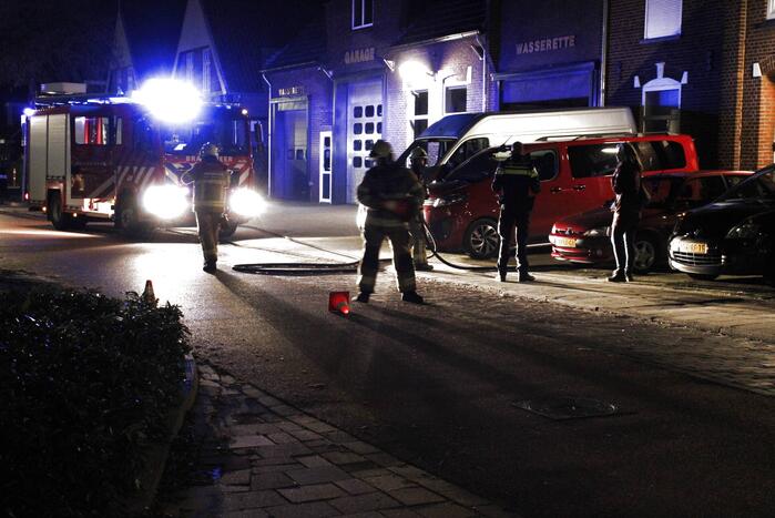 Brandweer blust brand in woning