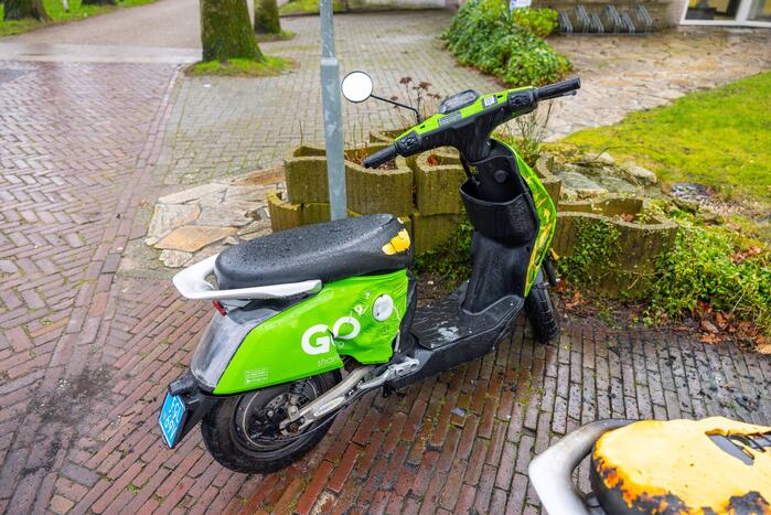 Twee Go Sharing-deelscooters in brand in Hoogland