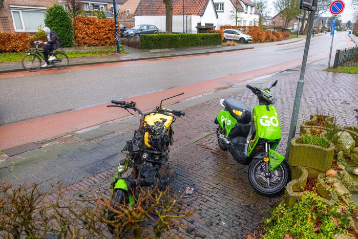 Twee Go Sharing-deelscooters in brand in Hoogland