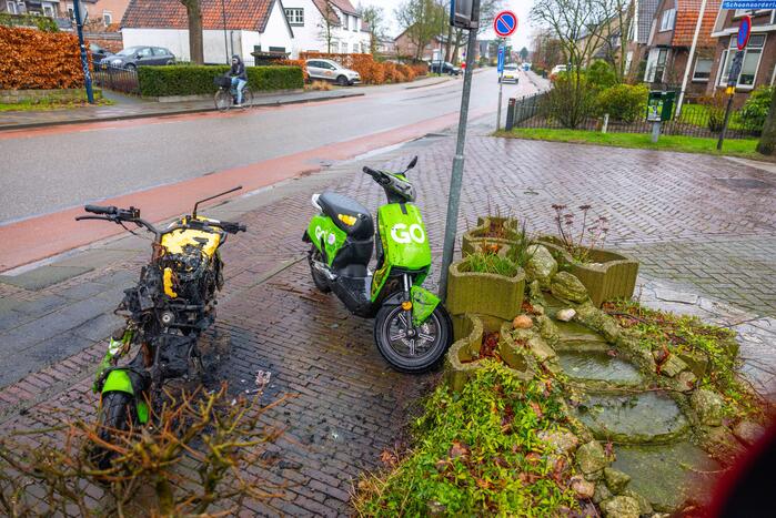 Twee Go Sharing-deelscooters in brand in Hoogland