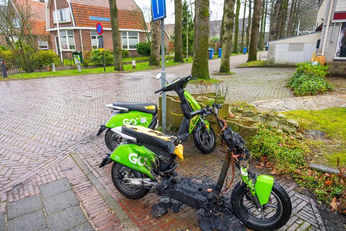 Twee Go Sharing-deelscooters in brand in Hoogland