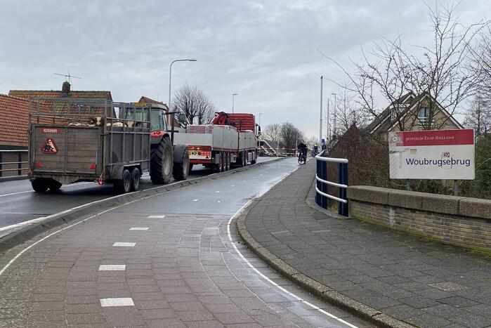 Verkeer staat vast voor Woubrugsebrug in storing