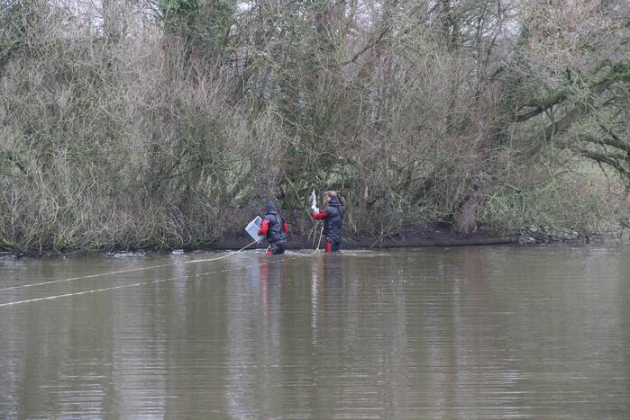 Duikers van de brandweer redden vastzittende meeuw