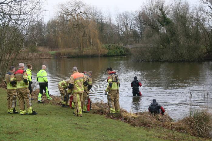 Duikers van de brandweer redden vastzittende meeuw