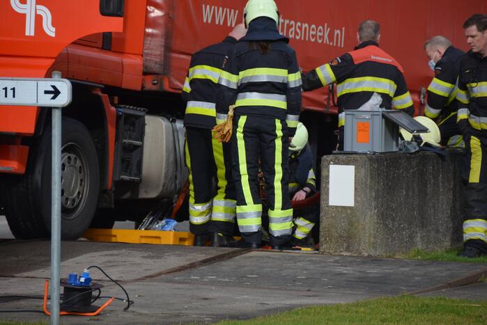 Vrachtwagenchauffeur rijdt dieseltank lek
