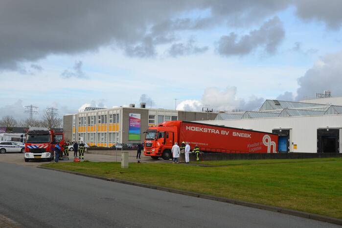 Vrachtwagenchauffeur rijdt dieseltank lek