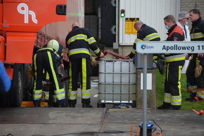 Vrachtwagenchauffeur rijdt dieseltank lek