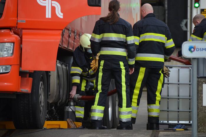 Vrachtwagenchauffeur rijdt dieseltank lek